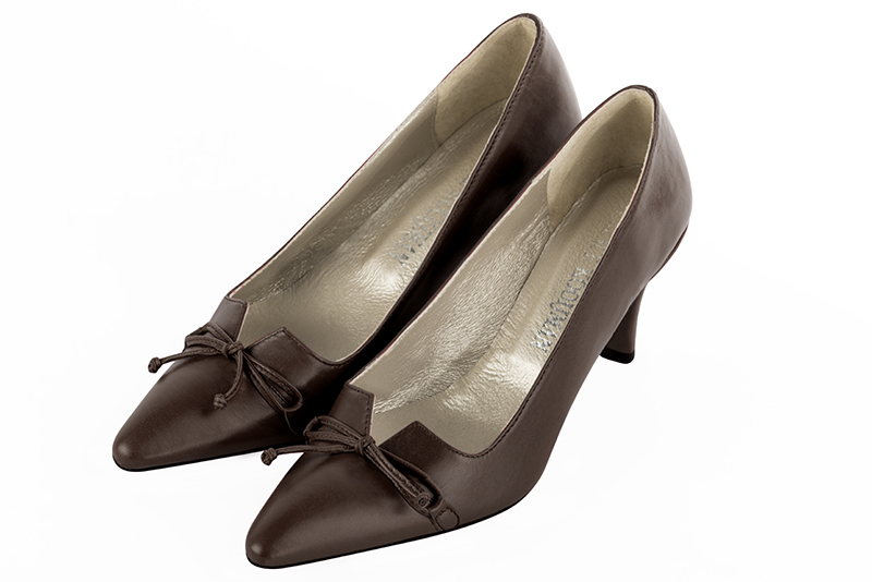Dark brown women's dress pumps, with a knot on the front. Tapered toe. Medium slim heel. Front view - Florence KOOIJMAN